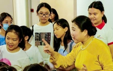 Linh Huyền dạy ca cải lương trong triển lãm tranh của mình