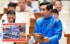 Mặc áo dài cách tân, đại biểu Nguyễn Văn Cảnh 'hiến kế' dùng trụ sở dôi dư làm nơi đỗ xe công cộng