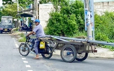 Xe tự chế chở nhôm, sắt, tôn ung dung trên đường phố