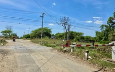 Vì sao barie đường sắt tự động chỉ chắn nửa đường, có đảm bảo an toàn?