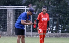 Huỳnh Như đỡ đau, cùng tuyển Việt Nam tập buổi đầu ở Phú Thọ