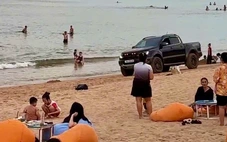 Xem xét xử lý hai tài xế xe bán tải chạy trên bãi biển Tuy Hòa, Quy Nhơn