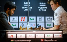 Carlsen đập bàn sau thất bại trước Gukesh