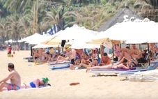 Nha Trang tăng giá thuê bãi biển đặt dù, ghế kinh doanh du lịch