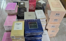 Công an TP.HCM triệt phá băng nhóm mua bán hơn 10.000 chai nước hoa Chanel, Bvlgari, Dior... giả