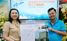 Nhạc sĩ Nguyễn Văn Hiên tặng ca khúc ‘Tuổi Trẻ - Vì một thế giới mới’ cho báo Tuổi Trẻ