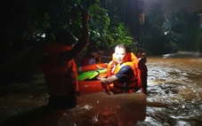 Thái Nguyên ngập sâu vì mưa lớn, dân leo lên mái nhà cầu cứu