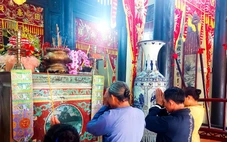 Khách đổ xô về Hà Tiên nhân kỷ niệm 290 năm ngày mất Đức khai trấn Mạc Cửu