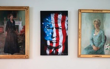 Ông Trump thay chân dung bà Hillary Clinton bằng ảnh của mình ở Nhà Trắng?