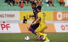 Bình Định - Hà Nội (hiệp 1) 0-1: Xuân Tú đánh đầu mở tỉ số
