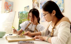 Vẽ tranh, làm gấu bông thư giãn cuối tuần