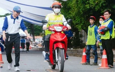 Công nhân ý thức thực hiện văn hóa giao thông