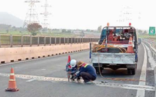 Khắc phục bong tróc mặt đường, hư khe co giãn cao tốc Vĩnh Hảo - Phan Thiết