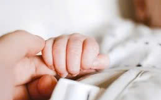 Tìm cha mẹ bé trai bị bỏ rơi trong thùng giấy ven đường