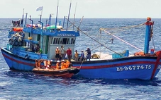 Cấp cứu kịp thời ngư dân bị đột quỵ trên vùng biển Hoàng Sa