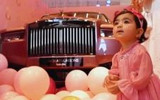 Mới 1 tuổi, bé gái đã sở hữu chiếc Rolls-Royce màu hồng độc nhất vô nhị, giá không dưới 14 tỉ đồng