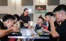 Bữa cơm đong đầy yêu thương của cha mẹ trong 'ký túc xá dã chiến' mùa thi