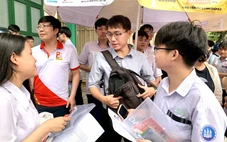 Thầy cô túc trực tại điểm thi tốt nghiệp THPT 'tiếp sức' học trò