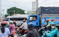 Hơn 10km quốc lộ 1 ùn nghiêm trọng, cửa ngõ TP.HCM nghẽn từ sáng đến chiều