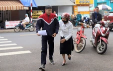 Học trò suýt trễ thi, cô giáo tất tả chạy đi đón, bỏ luôn xe ngoài đường