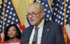 Nắng nóng kinh hoàng, lãnh đạo phe Dân chủ tại Thượng viện Mỹ Chuck Schumer nhập viện
