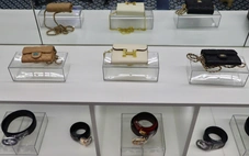 Trưng bày hàng giả túi xách Hermes, đồng hồ Rolex, kính mắt Chanel ở Tràng Tiền