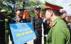 Tư lệnh Cảnh sát cơ động thăm, tặng quà động viên cán bộ chiến sĩ tập luyện diễu binh