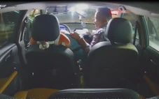 Tài xế taxi bị khách túm tóc, đánh tới tấp trong xe
