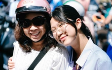 Phụ huynh dang nắng, dầm mưa chờ con thi tốt nghiệp