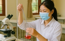 Nhân viên phòng thí nghiệm mỏi mòn chờ truy lĩnh phụ cấp độc hại