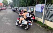 Cảnh sát giao thông chở thí sinh mang trả thẻ dự thi cầm nhầm của bạn