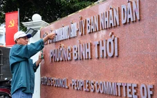 Quận 11 bắt đầu gắn bảng tên cho trụ sở phường mới