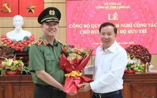 Thiếu tướng Lâm Minh Hồng - giám đốc Công an tỉnh Long An nhận quyết định chờ hưu