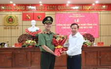 Thiếu tướng Lâm Minh Hồng - giám đốc Công an tỉnh Long An nhận quyết định chờ hưu
