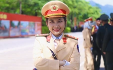 Nữ cảnh sát xa 2 con nhỏ, đến thao trường luyện diễu binh 2-9