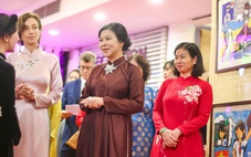 Phu nhân Ngô Phương Ly và Tổng giám đốc UNESCO đến triển lãm tranh của trẻ em gái dân tộc thiểu số
