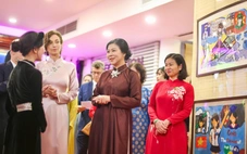 Phu nhân Ngô Phương Ly và Tổng giám đốc UNESCO đến triển lãm tranh của trẻ em gái dân tộc thiểu số