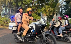 2 học sinh thi tốt nghiệp THPT quên mang căn cước được cảnh sát giao thông đưa về nhà lấy kịp thời