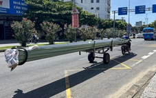 Xe ba gác kéo gần chục mét tôn vẫn tung hoành giữa đường phố Đà Nẵng