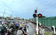 Đường sắt giao cắt đường Hoàng Văn Thụ, Nguyễn Kiệm, QL13 gây kẹt triền miên, cần giải pháp gì?