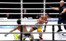2 võ sĩ cùng ngã xuống sau đòn 'lưỡng bại câu thương' trong trận đấu điên rồ