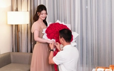 HLV Văn Sỹ Sơn quỳ gối cầu hôn bạn gái