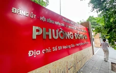 Các phường mới ở Hà Nội dọn dẹp, lắp biển để đón thời khắc lịch sử