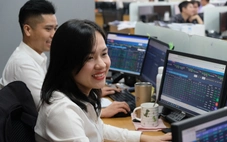 Ồ ạt lao vào mua cổ phiếu, cửa lời đang mở to hay rủi ro rình rập?