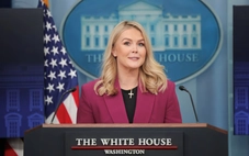 Thư ký báo chí Nhà Trắng bị chỉ trích vì ca ngợi ông Trump quá đà