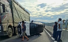 Va chạm trên cao tốc Bắc - Nam, xe 7 chỗ lật nghiêng giữa đường