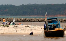 Bơi ở cửa biển Phan Thiết trong lúc mưa dông lớn, 6 thanh niên gặp nạn