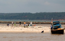 Bơi ở cửa biển Phan Thiết trong lúc mưa dông lớn, 6 thanh niên gặp nạn