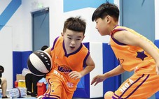Muốn trẻ tăng chiều cao, học bơi hay bóng rổ?