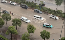 Mưa lớn vào giờ tan tầm, nhiều tuyến phố Hà Nội ngập sâu, ùn tắc